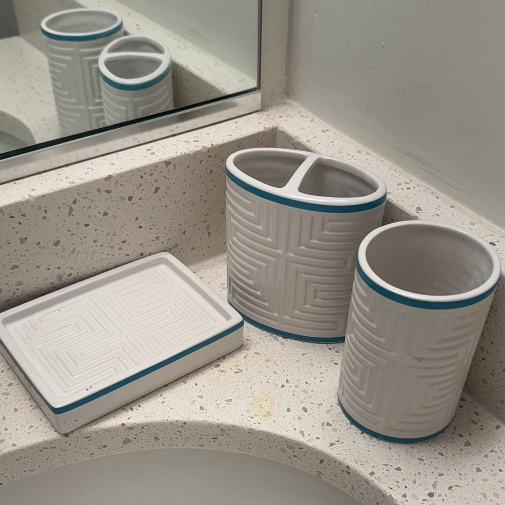 ⚜️ Jonathan Adler White and Blue Bath Accessory Set